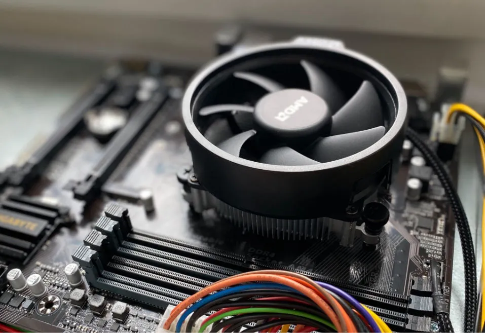 Процессор AMD Ryzen 7 3700X на материнской плате