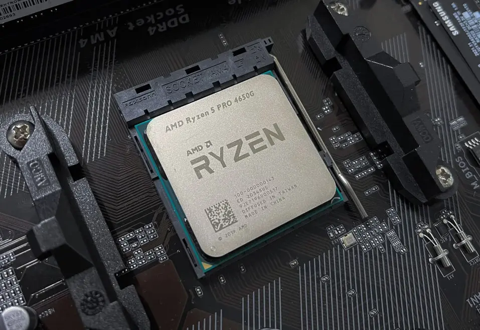 Процессор AMD Ryzen 5 4650G на материнской плате с дисками Samsung