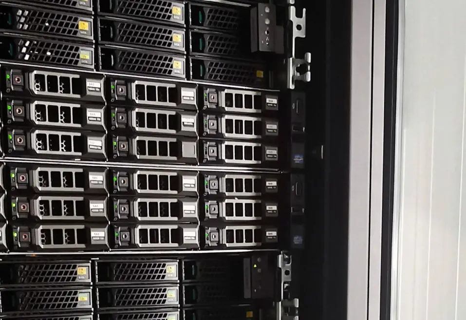 Серверы Intel Xeon Storage в стойке в центре обработки данных Mevspace