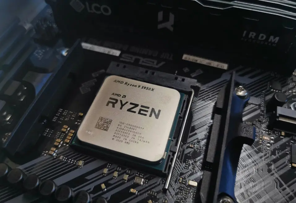 Процессор AMD Ryzen 9 5950 на материнской плате с накопителями